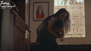 'Thương ngày nắng về' tập 4: Sau khi cứu Khánh, Hoa bị bà đánh mắng, bắt quay về