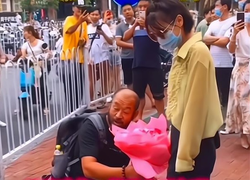 Ông lão quỳ tỏ tình thành công với thiếu nữ trên phố, dân mạng xôn xao bàn cãi