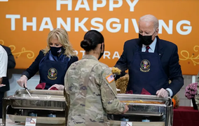 Tổng thống Biden tới căn cứ lục quân, đích thân phục vụ đồ ăn cho lính Mỹ