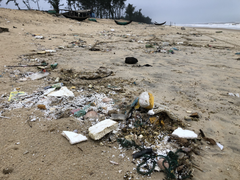 Ảnh: Rác thải nhựa trôi dạt lên bãi biển đẹp nhất Thừa Thiên - Huế