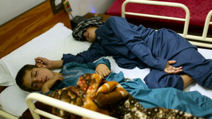 Căn bệnh bí ẩn khiến ba anh em ‘sống’ vào ban ngày, ‘chết’ khi đêm về