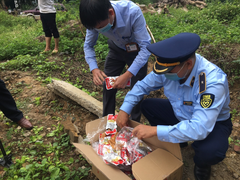 Hà Giang: Tiêu hủy 8.400 gói chân gà là hàng hóa nhập lậu