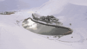 Video: Đẹp mê hồn cảnh tuyết phủ quanh hồ bán nguyệt giữa sa mạc ở Trung Quốc