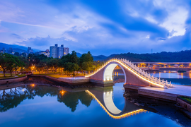 Cầu Mặt Trăng - 'Bức tranh thủy mặc' hoàn hảo giữa lòng thành phố sầm uất