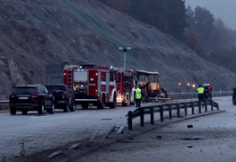 Xe buýt cháy ngùn ngụt trên cao tốc, 45 người chết