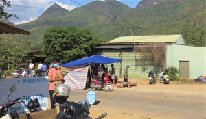 Học sinh văng khỏi xe đưa đón ở Sơn La: Tài xế chở quá số người quy định