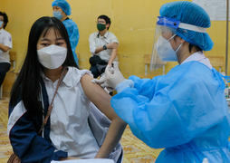 Ảnh: Ngày đầu Hà Nội tiêm vaccine COVID-19 cho học sinh 15 - 17 tuổi