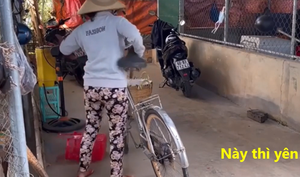 Bất lực với chiếc xe đạp rụng rời từng bộ phận