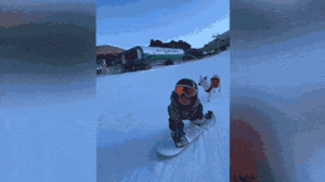 Video: Bé gái 11 tháng tuổi trượt tuyết như vận động viên