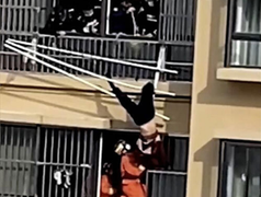 Cụ bà 82 tuổi bị treo ngược ở tầng 17 do giặt đồ ngoài ban công 