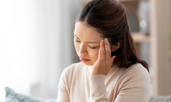 Vì sao bạn thường bị đau đầu khi mới ngủ dậy?