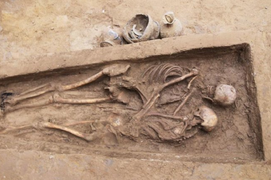 Khai quật mộ cổ, phát hiện hai bộ hài cốt ôm nhau suốt 1.600 năm 