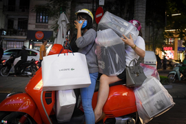 Sợ tiêu tiền, nhiều người khóa thẻ tín dụng, xóa app mua sắm trước Black Friday