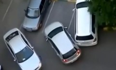 'Lùi chuồng' không nổi, nữ tài xế vứt xe giữa đường
