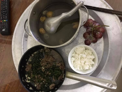 Chàng trai chia sẻ cảnh ăn cơm một mình bỗng bị dân mạng mắng vì 1 chi tiết