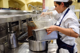 Việc nhẹ lương cao ở Hoàng gia Anh: Rửa nồi cũng hơn 50 triệu đồng/tháng