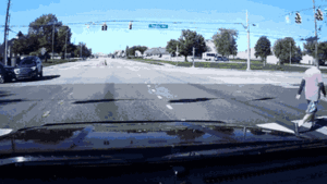 Video: Vượt đèn đỏ, xe hơi bị tông bay lên nóc xe khác