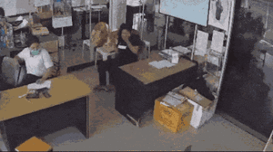 Video: Thằn lằn hoang dã xông vào công ty, nhân viên hoảng sợ la hét