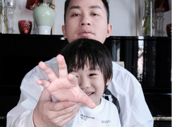 Tùng Dương: Con học online lớp 1, tôi đứng ngồi không yên