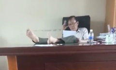 Kỷ luật cảnh cáo hạt trưởng kiểm lâm có thói quen gác chân lên bàn