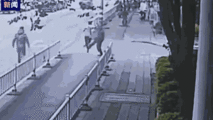 Video: Người đàn ông 63 tuổi đón đầu, gạt chân đốn ngã tên trộm