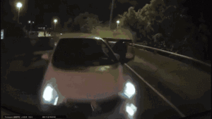 Video: Vào cua tốc độ cao, xe đầu kéo tông thẳng xe hơi trên cao tốc