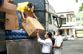 Trà Vinh tiếp nhận bình oxy, thuốc và thực phẩm hỗ trợ chống dịch COVID-19