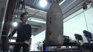 Video: Chàng trai làm chuông từ vỏ bom B52