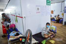 Bệnh viện dã chiến TP.HCM quá tải, kê giường cho F0 nằm hành lang