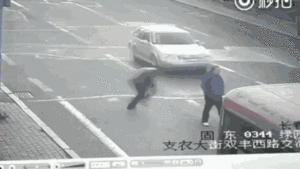 Video: Lao vào đầu xe hơi để ăn vạ, người đàn ông nhận cái kết đắng