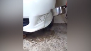 Ô tô bị đâm móp, chữa thần kỳ bằng nước nóng