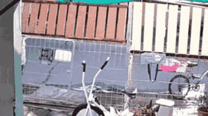 Video: Cổng sắt bật tung đè lên người phụ nữ khi đang sửa chữa