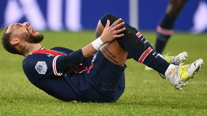 Chấn thương nặng, Neymar bật khóc rời sân