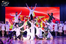 Văn Mai Hương cùng sinh viên báo chí thắp sáng đêm nhạc hội Sóng Trẻ Festival