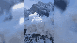 Video: Lở tuyết cuồn cuộn như những đám mây trên dãy Himalaya