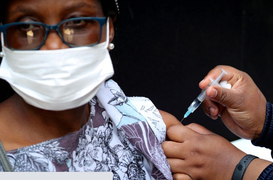 Chuyên gia: Vaccine COVID-19 vẫn hiệu quả với siêu biến chủng Omicron