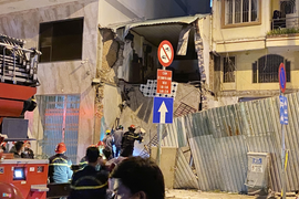 Sập nhà ở TP.HCM, 3 người bị mắc kẹt