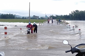 Mưa lớn kéo dài, giao thông nhiều nơi ở Bình Định tê liệt hoàn toàn