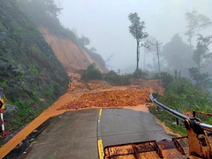 Kon Tum: Mưa lớn kéo dài, nhiều tuyến đường huyết mạch sạt lở nghiêm trọng
