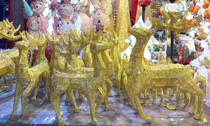 Quà Noel 'mạ vàng' lấp lánh, thiên đường đồ chơi ở Hà Nội rực sắc màu 