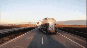 Video: Tông vào xe tải, xe bồn rơi đầu kéo