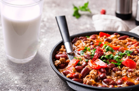 Vì sao không nên uống nước để chữa cay, ngược lại nên uống sữa?