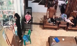 Đám bạn cười hả hê trên nỗi đau của cô nàng hậu đậu