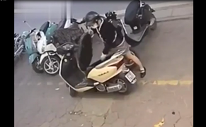 Đến 'quỳ' với cô gái đoảng cất chìa khóa xe vào cốp 