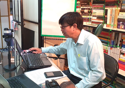 Thầy giáo nhận giải thưởng giáo dục ngay trước ngày nghỉ hưu