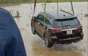 Cố băng qua dòng lũ chảy xiết, ô tô bị cuốn trôi 50m, tài xế may mắn thoát chết