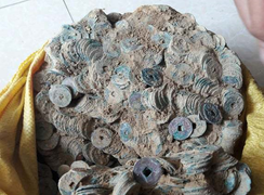 Ủi đất bên sông, phát hiện 27kg tiền cổ nghìn năm