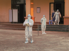 Mẹ là F0, bé trai chào đời khoẻ mạnh ở bệnh viện dã chiến