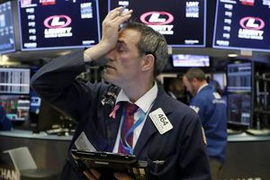 Nhà đầu tư Mỹ bán tháo ồ ạt, Dow Jones 'bốc hơi' gần 700 điểm
