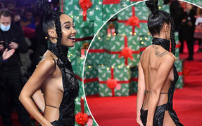 Mặc hở quá đà, nữ ca sĩ khốn khổ che chắn trên thảm đỏ